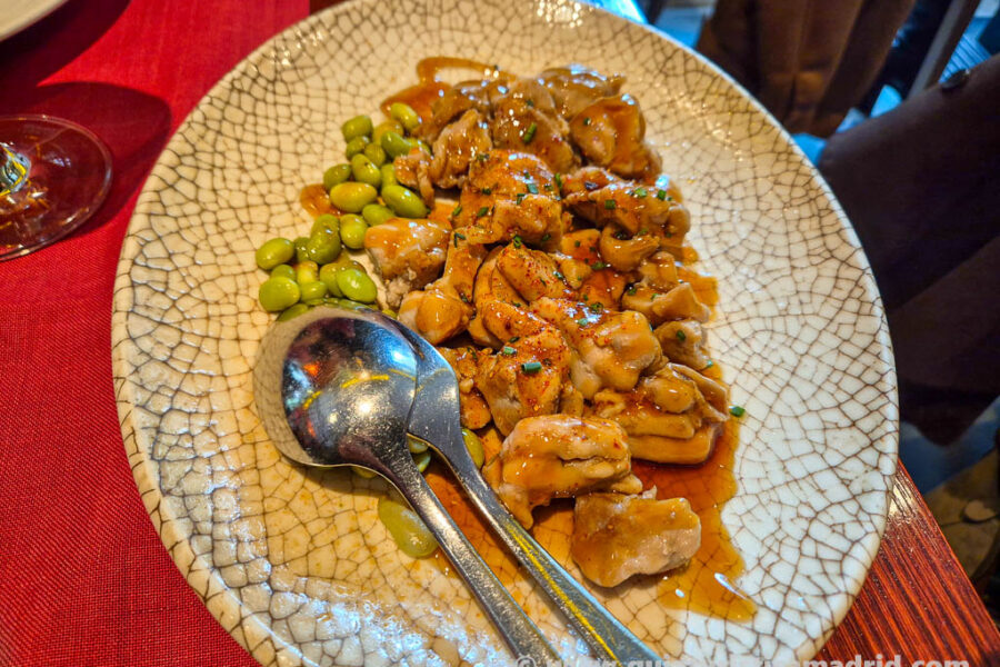 Pollo flambeado en salsa teriyaki, de Kzen