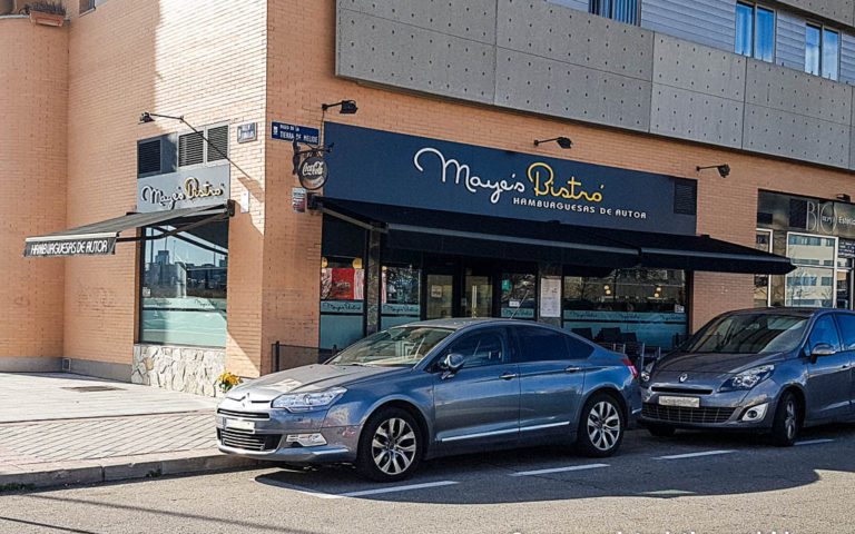 Entrada a Maye's Bistró