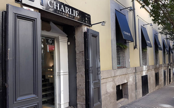 Entrada a Charlie Champagne
