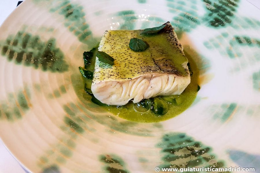 Merluza al vapor, salsa verde, espinacas y salicornia, de Santerra