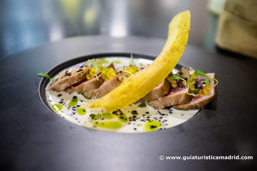 Tataki de atún, ajoblanco de almendras, polvo de aceitunas negras y perlas yuzu, de Masterchef