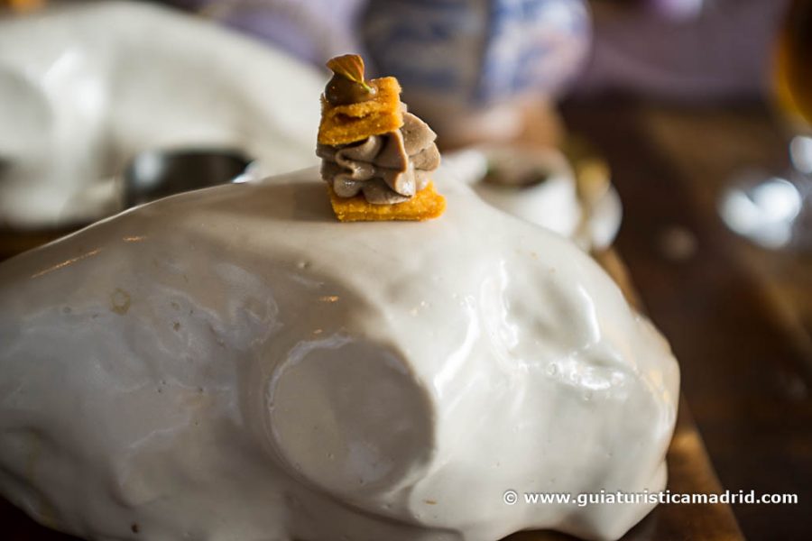 Cremoso de sesos de cerdo con tamarindo y galletas de pimentón