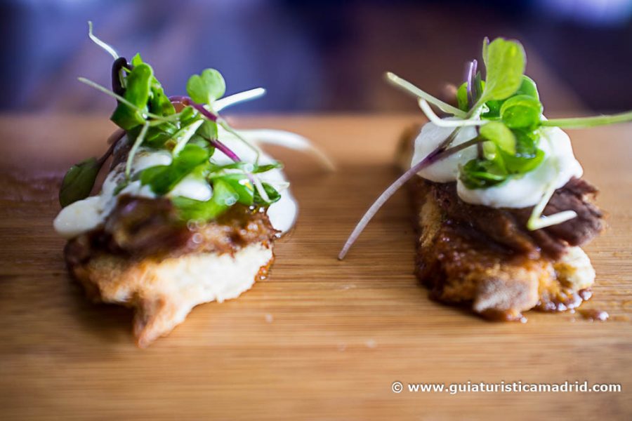 Aperitivo de cordero y cuajo de leche, de restaurante Raíces