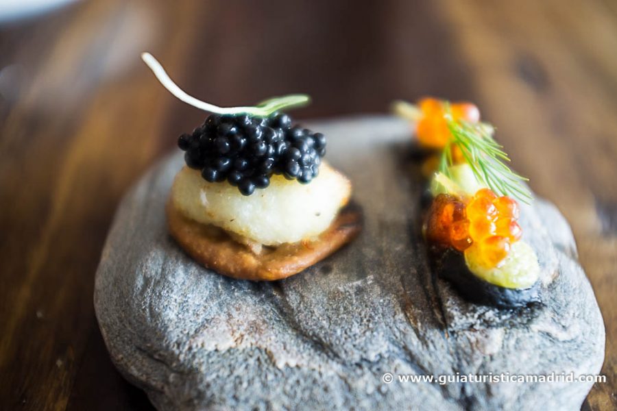 Bocado de calamar, pan de tinta, mayonesa de albahaca y limón en salazón