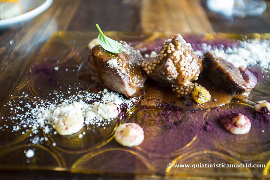 Carrillera de cerdo glaseada en su jugo y diferentes texturas de maíz, de Restaurante Raíces