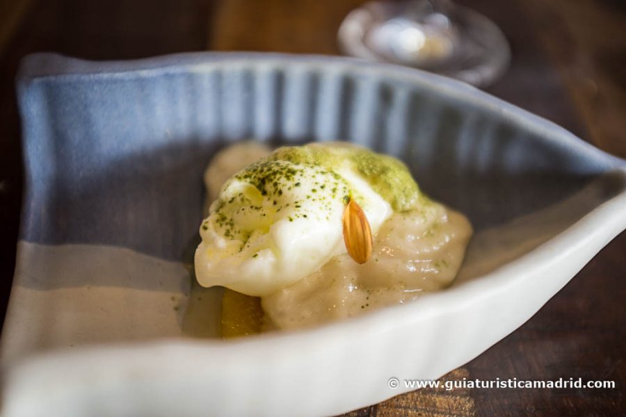 Fruta de temporada impregnada en almíbar de ron y helado de yuzu, de restaurante Raíces