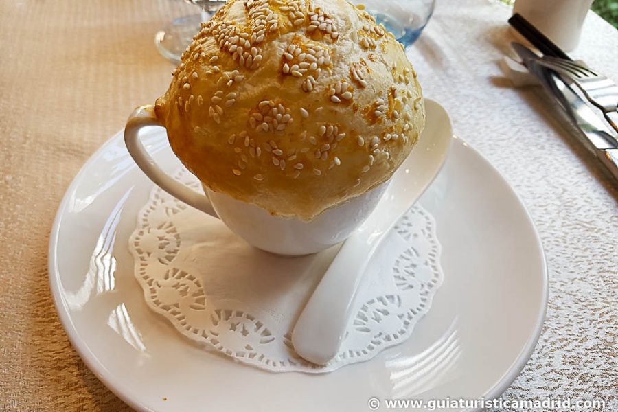 Sopa de ternera con hojaldre, de El Bund Restaurante