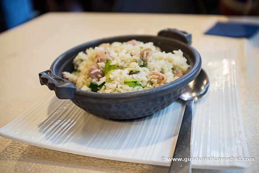 Cazuela de arroz frito con carne en salazón y verduras, de El Bund Restaurante