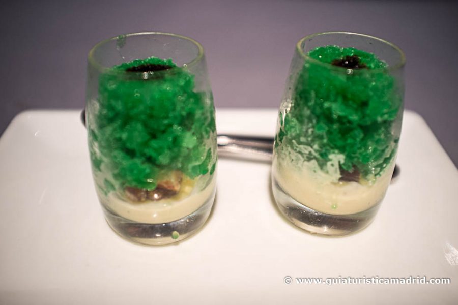 Degustación de granizado de manzana verde con helado de crema pastelera y regaliz, de Viavélez