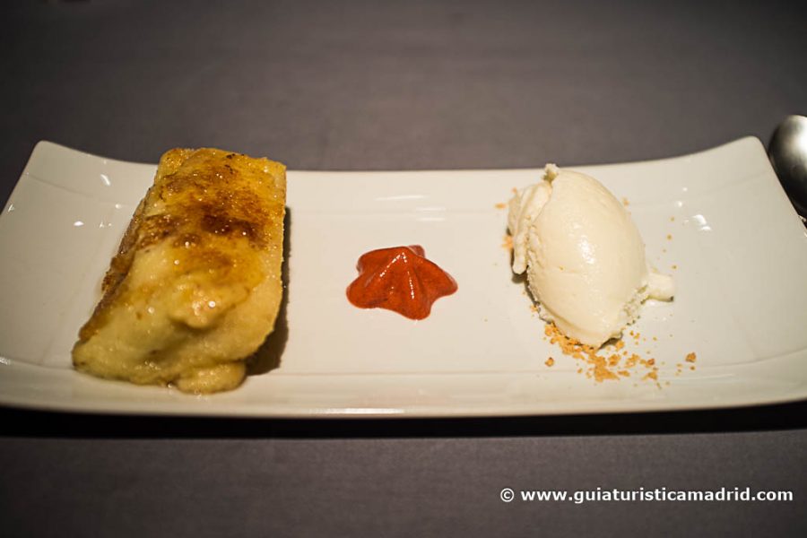 Torrija caramelizada con helado de leche, en Viavélez