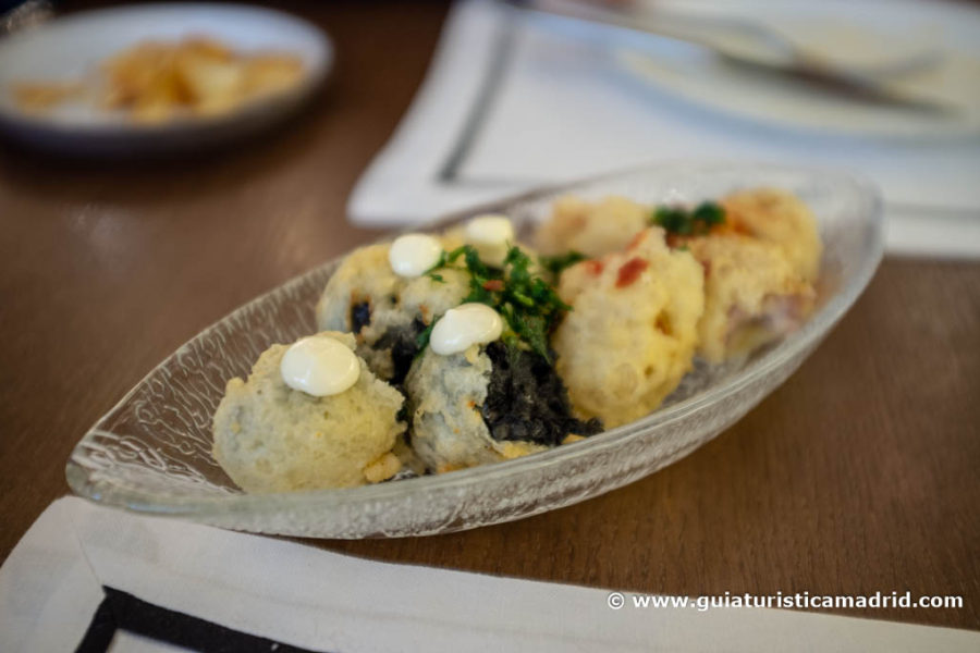 Croquetas de jamón y de tinta, de BiBo Dani García