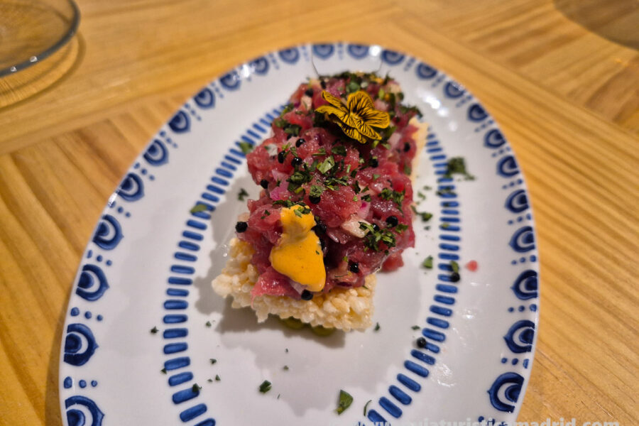 Tartar de atún rojo con crujiente de arroz