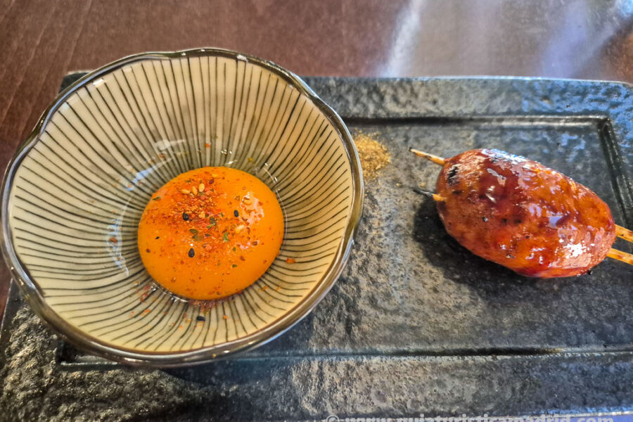 Picadillo de pollo casero tsukune con huevo a baja temperatura, de Torikey
